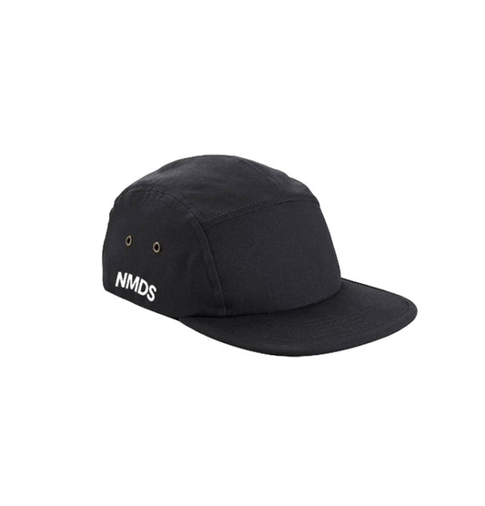 Gorra NMDS negra de 5 paneles vista frontal con logo lateral