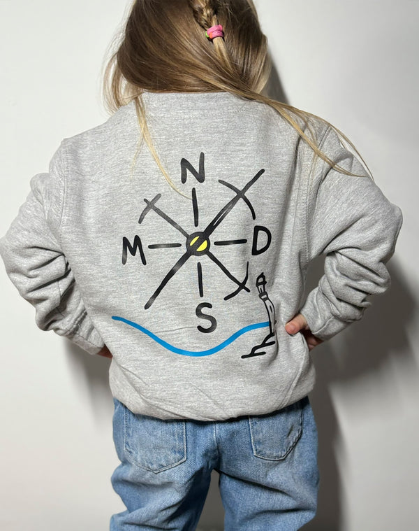 Niña con sudadera NMDS 24/7 gris vista trasera