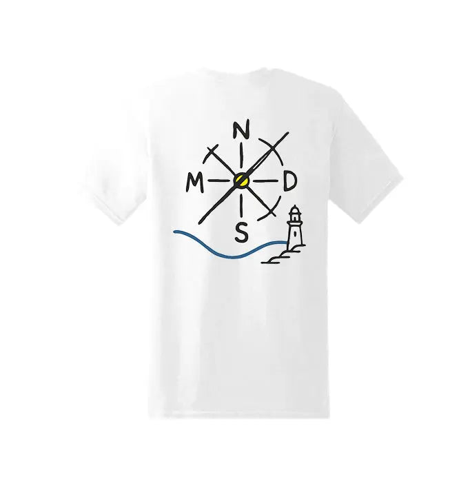 Camiseta Nómadas 24/7 blanca vista trasera con brújula