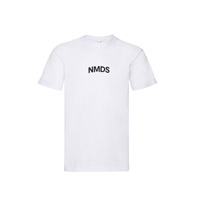 Camiseta NMDS blanca unisex vista frontal, estilo streetwear
