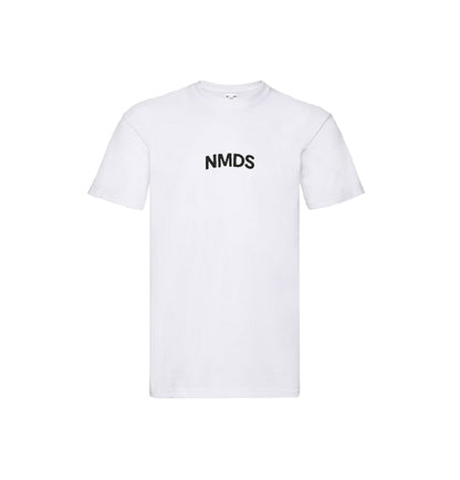Camiseta NMDS blanca unisex vista frontal, estilo streetwear
