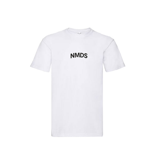 Camiseta NMDS blanca unisex vista frontal, estilo streetwear