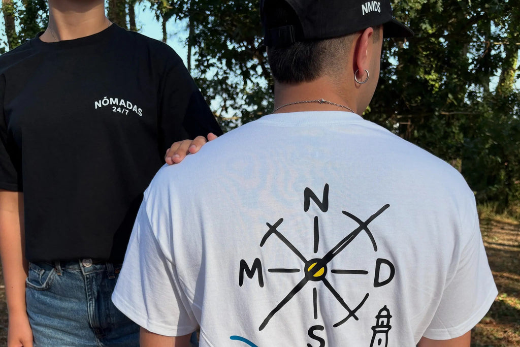 Camiseta Nómadas 24/7 en uso, estilo urbano streetwear