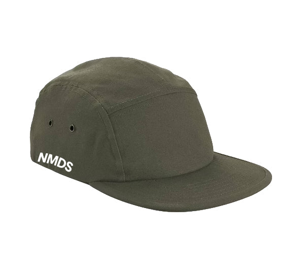 Gorra NMDS verde oliva de 5 paneles vista frontal