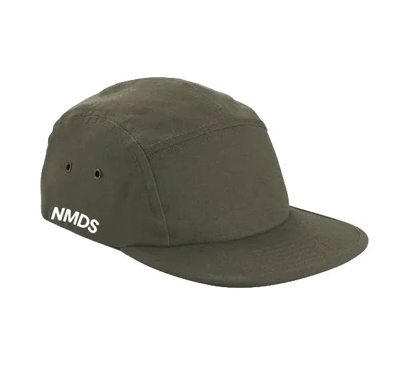 Gorra NMDS verde oliva de 5 paneles vista frontal
