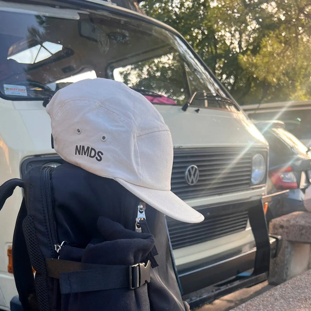 Gorra NMDS vista lateral mostrando visera 5 paneles