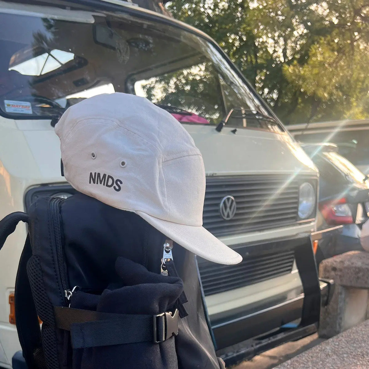 Gorra NMDS vista lateral mostrando visera 5 paneles