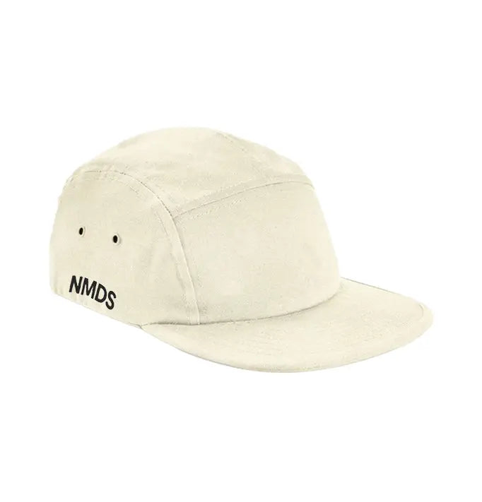 Gorra NMDS beige de 5 paneles vista frontal