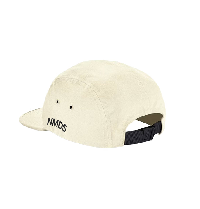 Gorra NMDS beige vista trasera con logo 