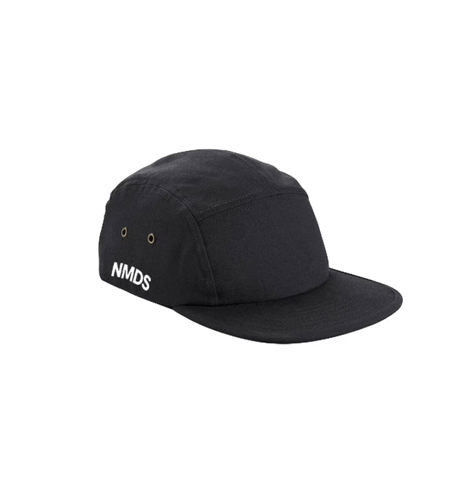 Gorra NMDS negra de 5 paneles vista frontal con logo lateral