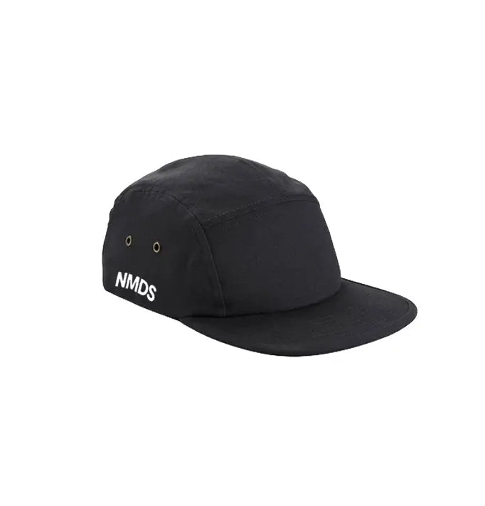 Gorra NMDS negra de 5 paneles vista frontal 