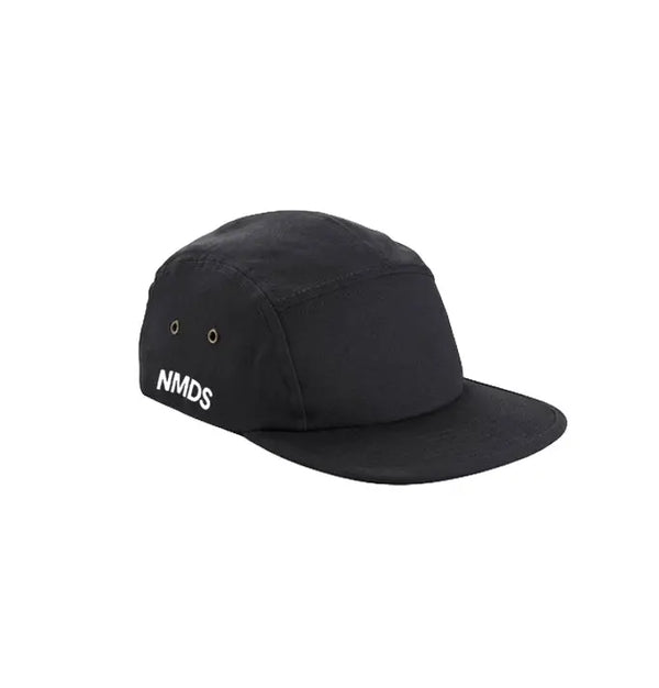 Gorra NMDS negra de 5 paneles vista frontal 