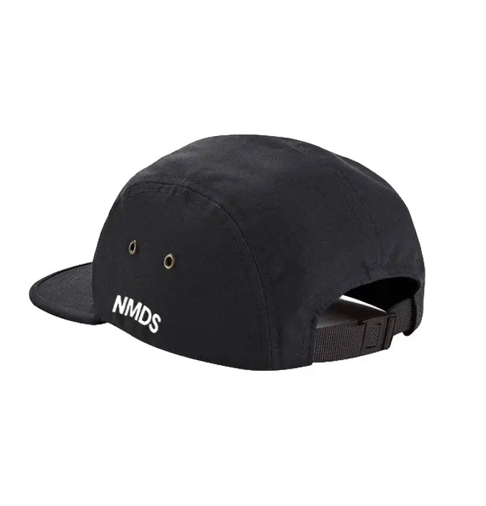 Gorra NMDS negra 5 paneles vista trasera