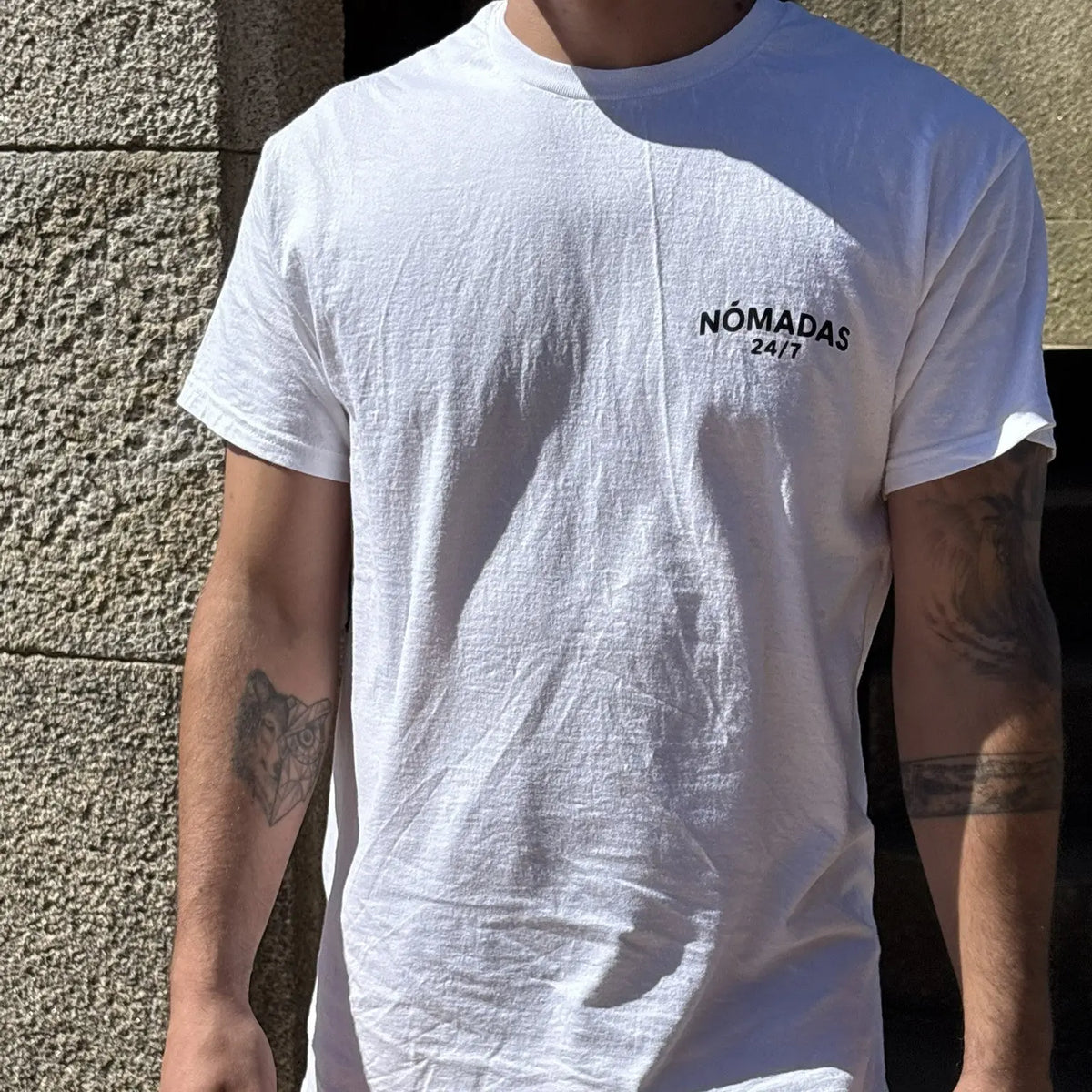 Camiseta nómadas 24/7 blanca puesta en exterior