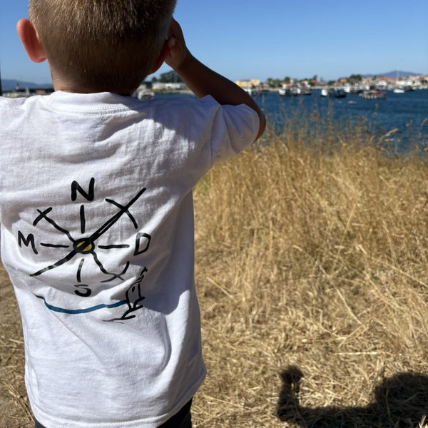 Niño con camiseta Nómadas 24/7 blanca vista trasera