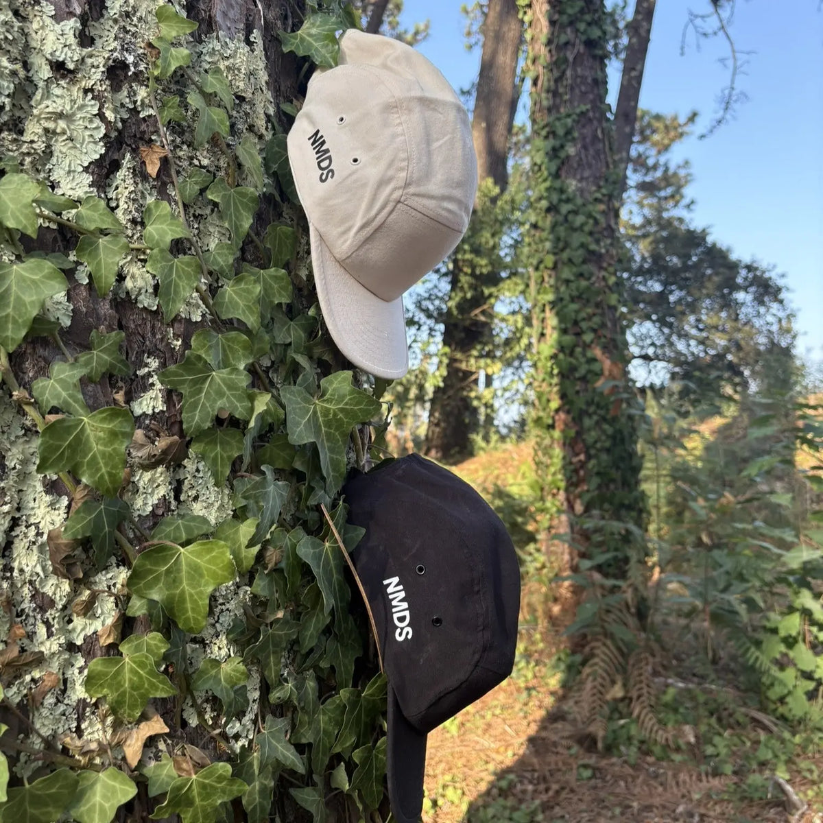 Detalle de logo NMDS en gorra de algodón