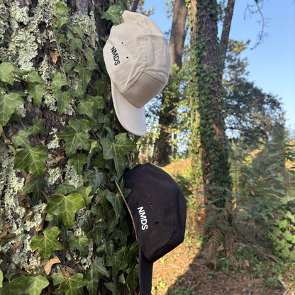 Detalle de logo NMDS en gorra de algodón