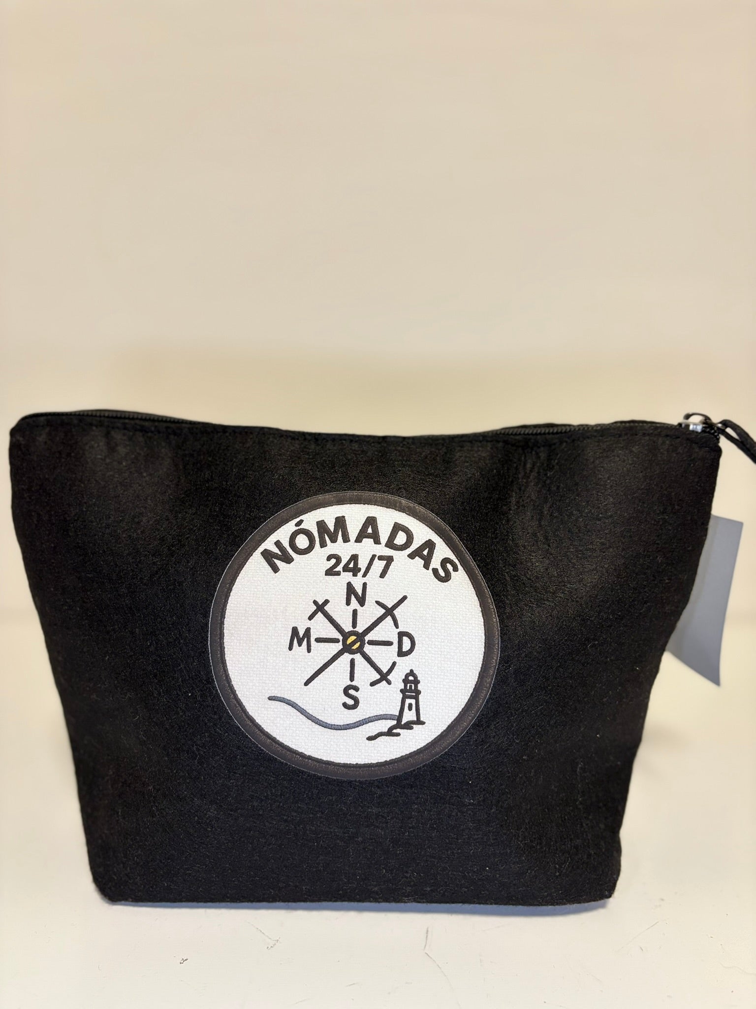 Neceser NMDS negro con logo lateral, compacto para viaje