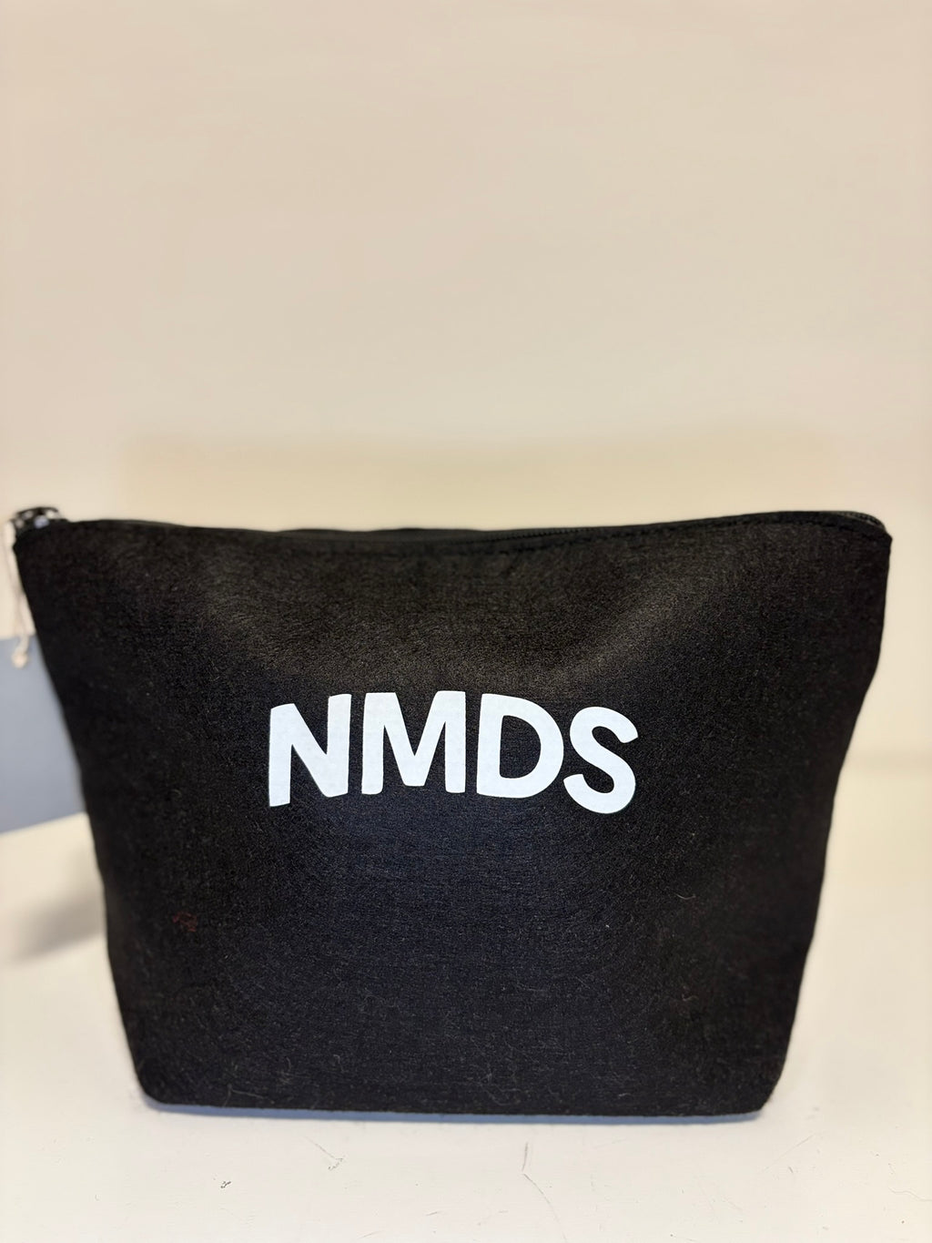 Neceser NMDS detalle logo, organizador esencial para nómadas