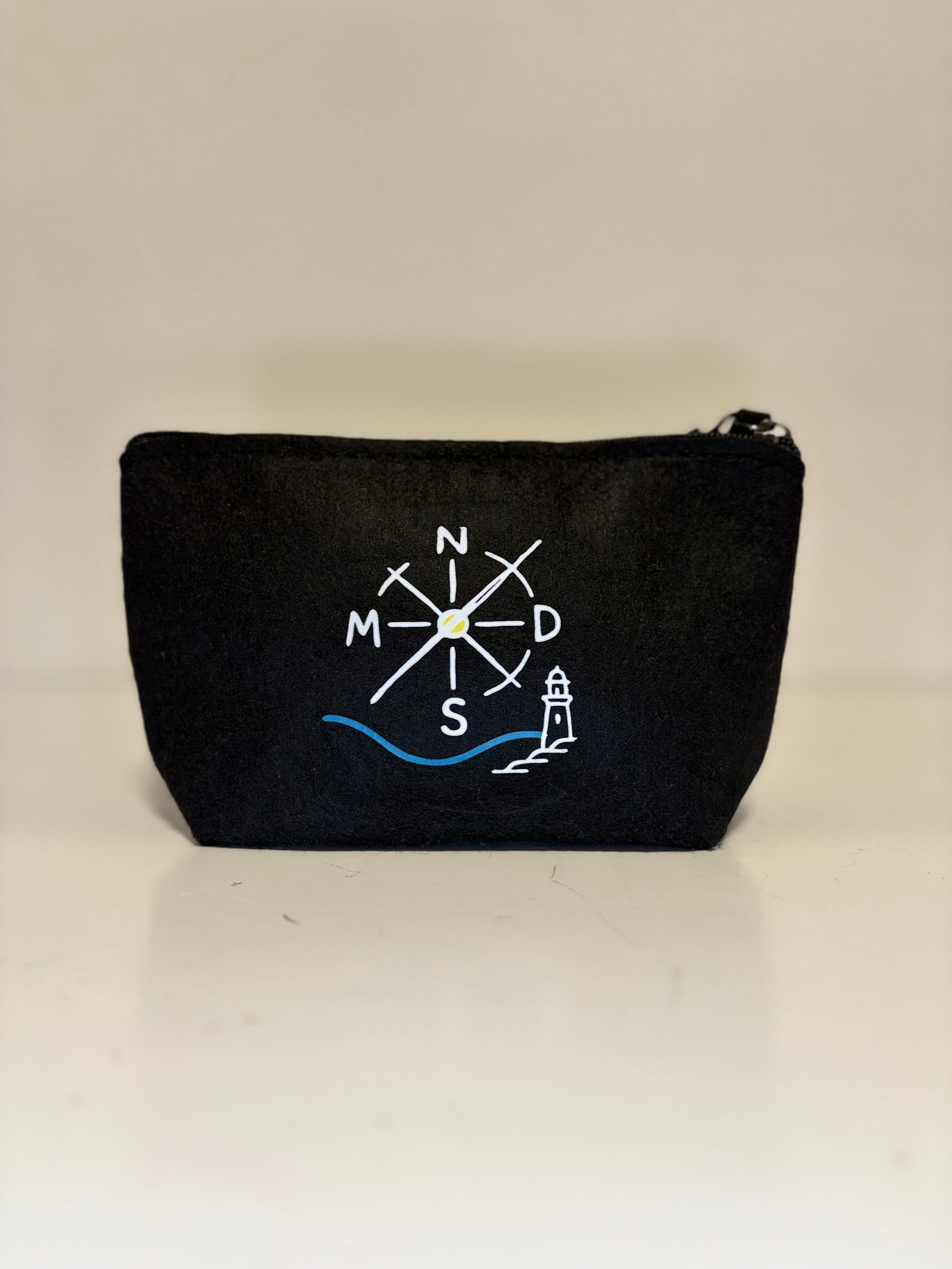 Neceser Nómadas 24/7 detalle logo, organizador de viaje