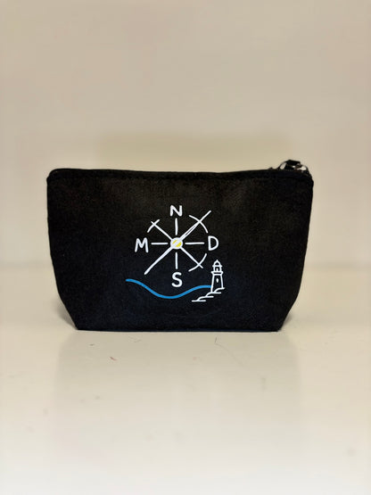 Neceser Nómadas 24/7 detalle logo, organizador de viaje