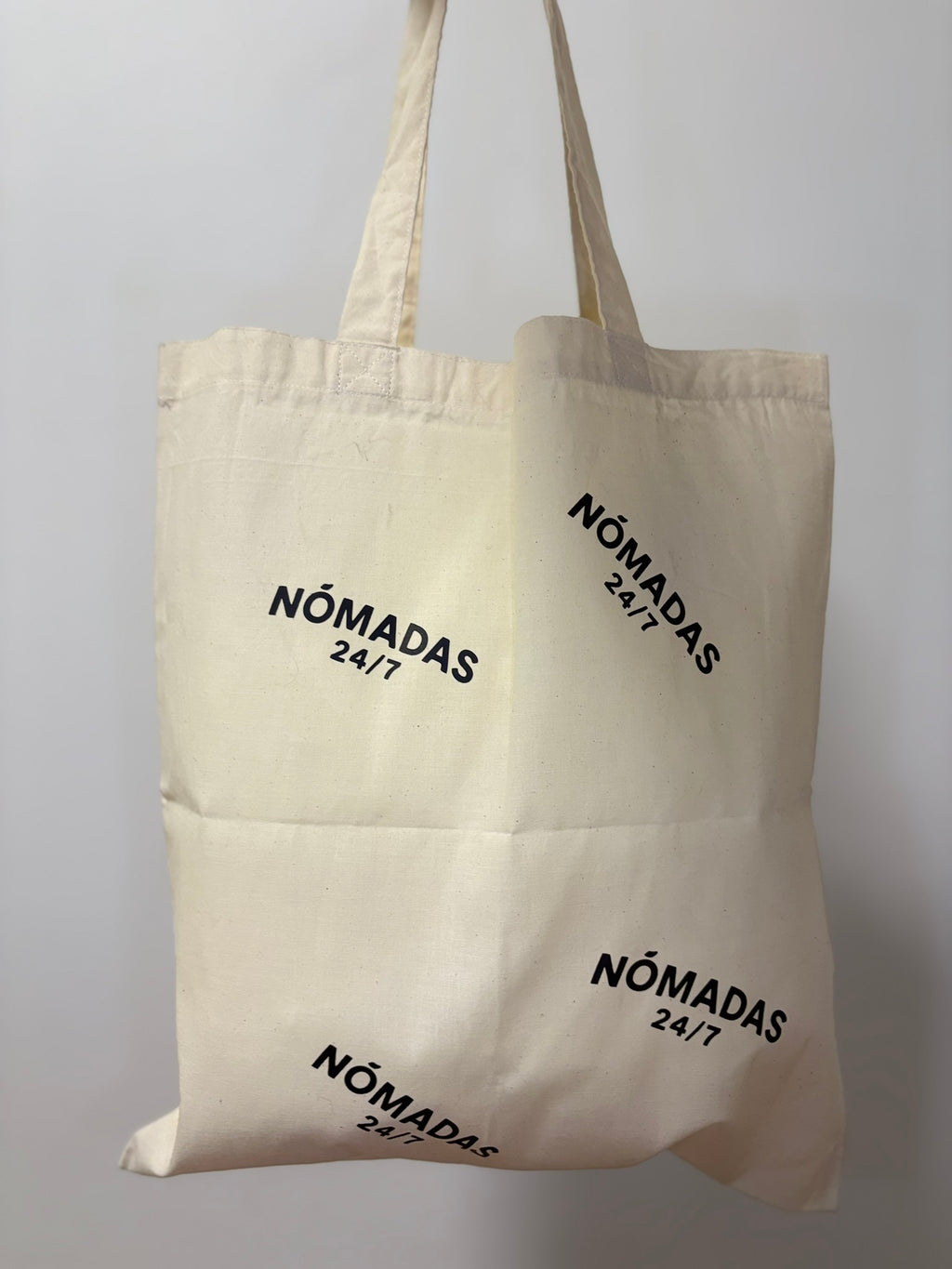 Bolsa Nómadas 24/7 detalle logo, práctica y urbana