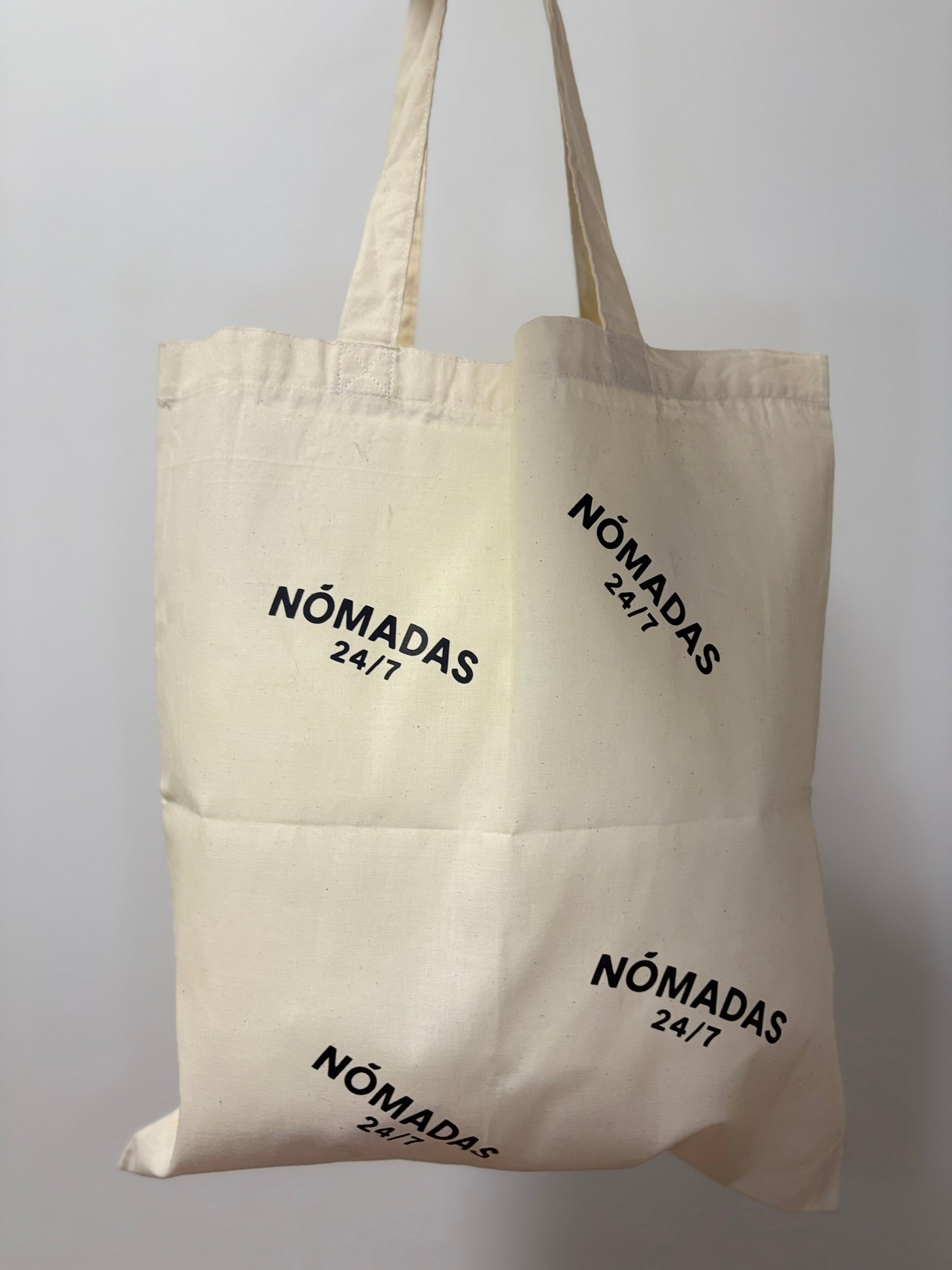 Bolsa Nómadas 24/7 detalle logo, práctica y urbana