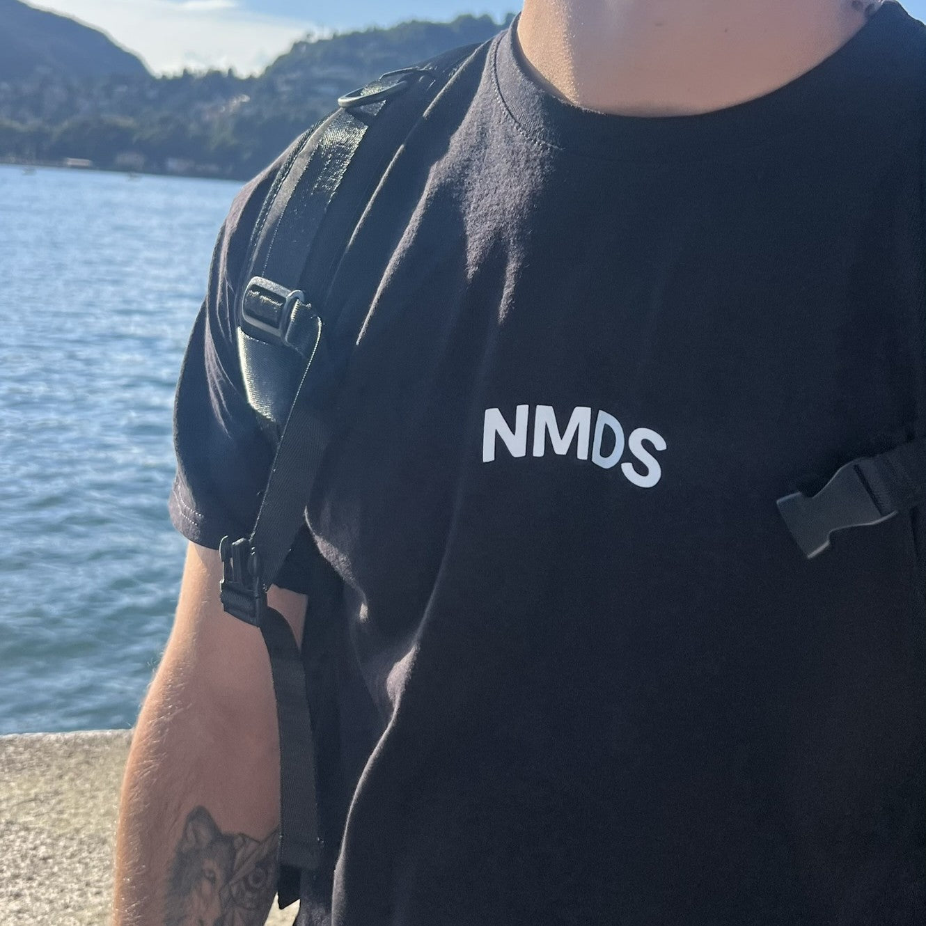 Camiseta NMDS en uso, look urbano casual
