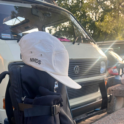Gorra NMDS vista lateral mostrando visera plana