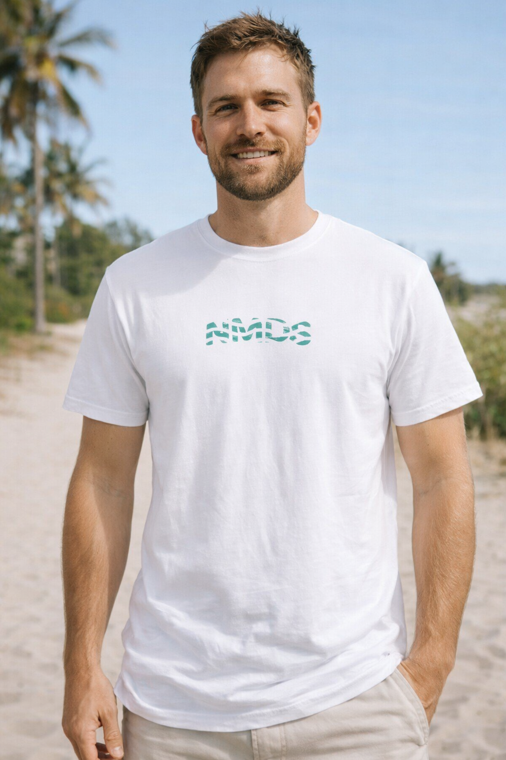 Modelo con camiseta blanca Road Trip Classic de Nómadas 24/7