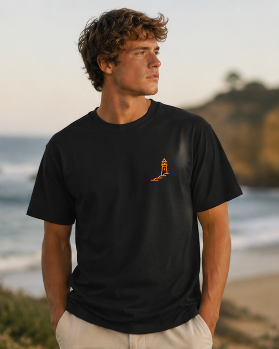 Modelo con camiseta negra Amanecer Atlántico junto al mar