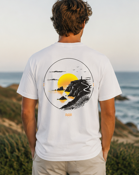Modelo de espaldas con camiseta blanca Amanecer Atlántico
