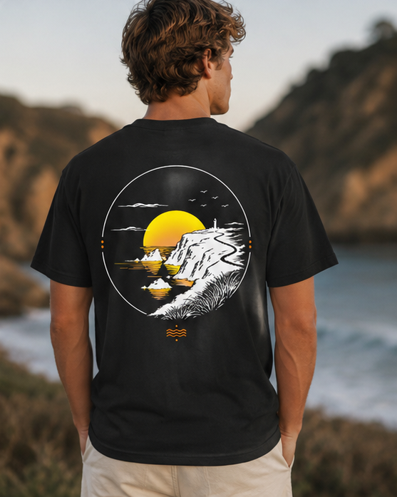 Modelo de espaldas con camiseta negra Amanecer Atlántico