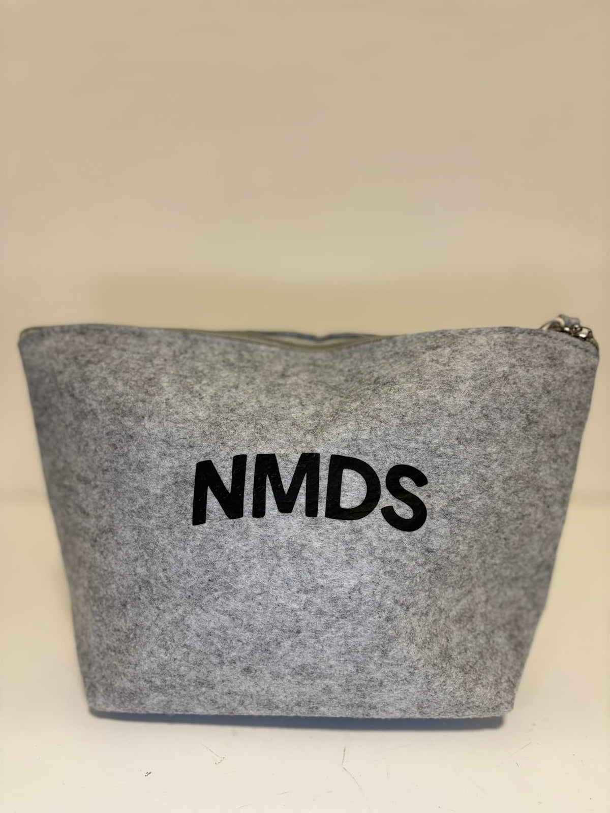 Neceser NMDS 24/7 gris tamaño M con logotipo frontal