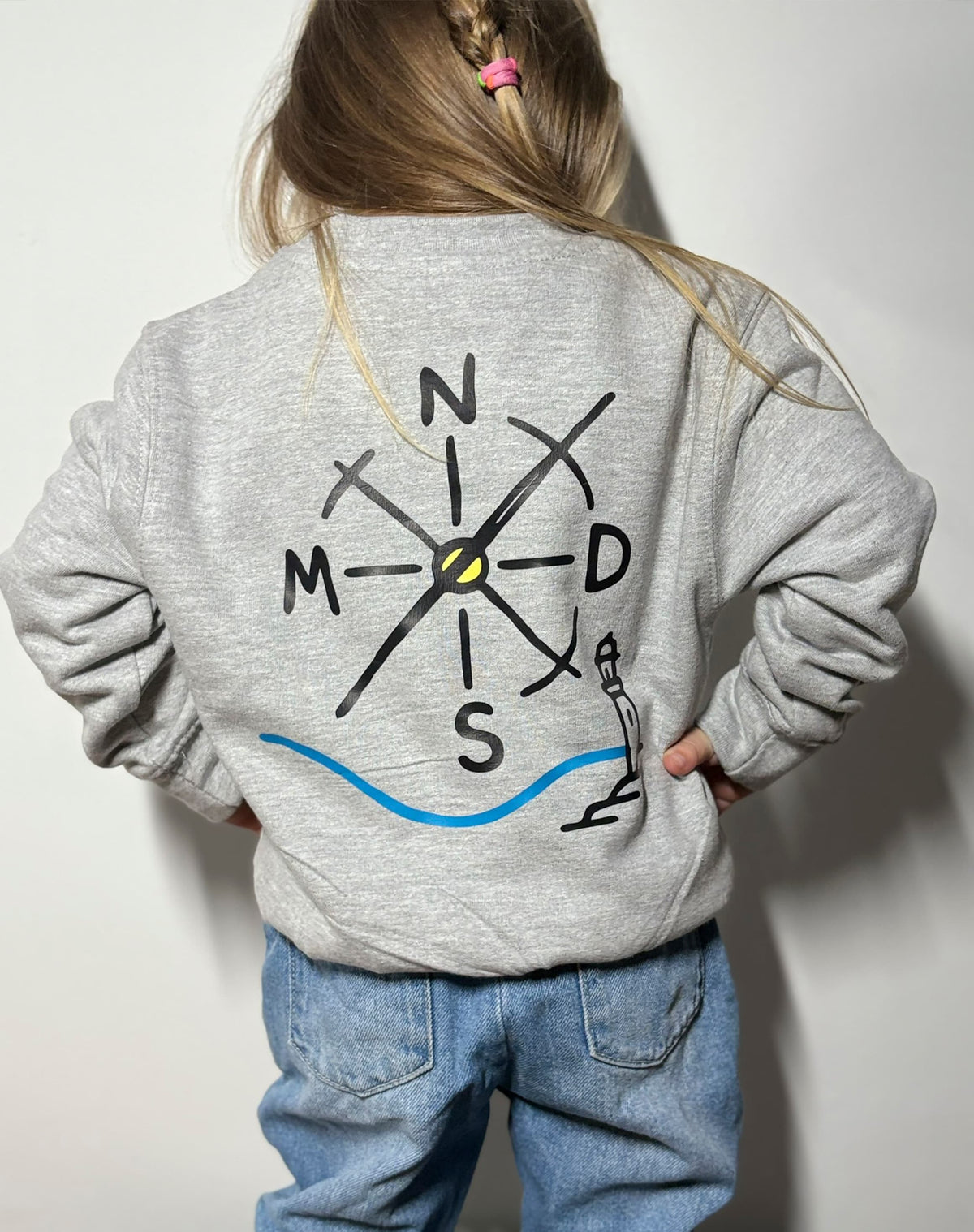 Niña con sudadera NMDS 24/7 gris vista trasera