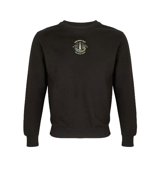 Vista frontal de la sudadera negra Galicia Wild con diseño de surf