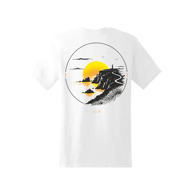 Vista trasera de la camiseta blanca Amanecer Atlántico con diseño costero