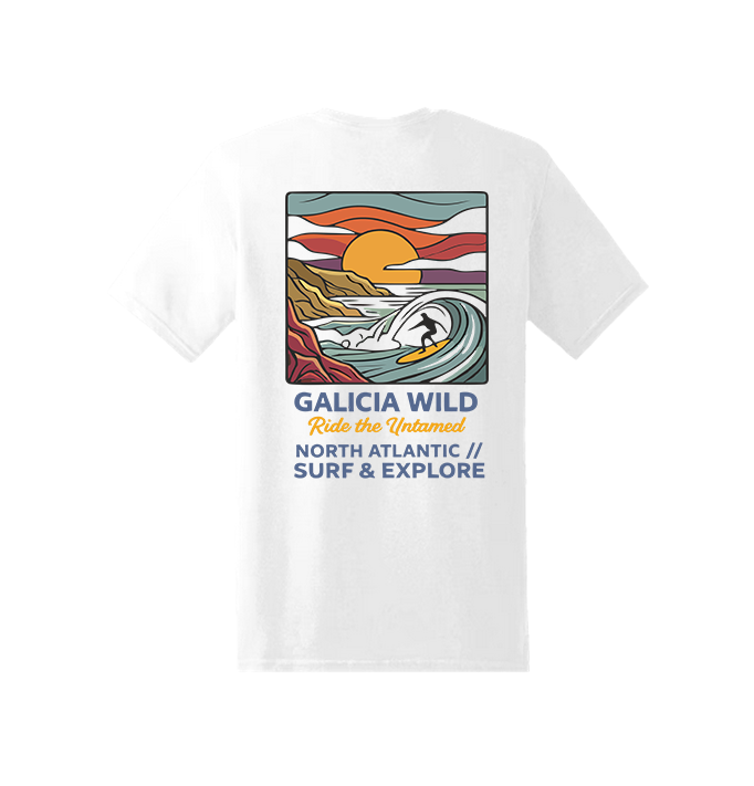 Vista trasera de la camiseta blanca Galicia Wild Classic con diseño de surf