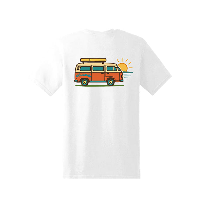 Vista trasera de la camiseta blanca Road Trip Classic con diseño de furgoneta