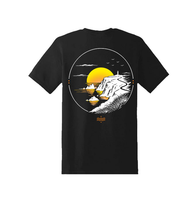 Vista trasera de la camiseta negra Amanecer Atlántico con diseño costero