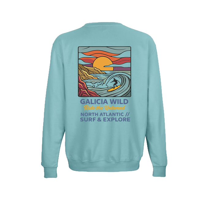 Vista trasera de la sudadera azul Galicia Wild con diseño de surf