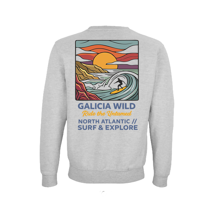 Vista trasera de la sudadera gris Galicia Wild con diseño de surf