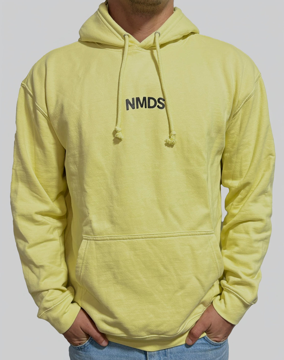 Sudadera NMDS 24/7 amarilla con capucha vista frontal