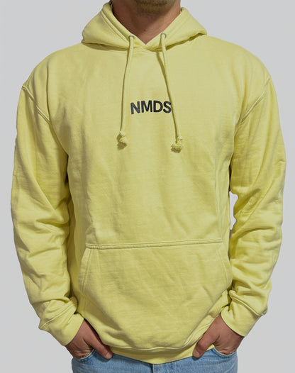 Sudadera NMDS amarilla con capucha vista frontal detalle