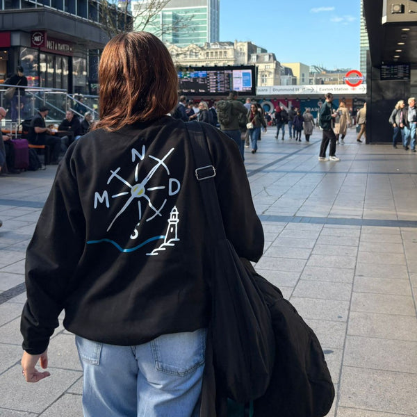 Sudadera NMDS 24/7 negra puesta vista trasera