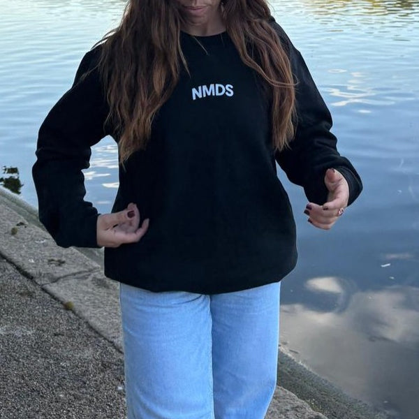 Sudadera NMDS 24/7 negra puesta vista frontal