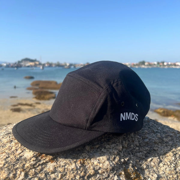 Gorra NMDS en uso, estilo urbano streetwear