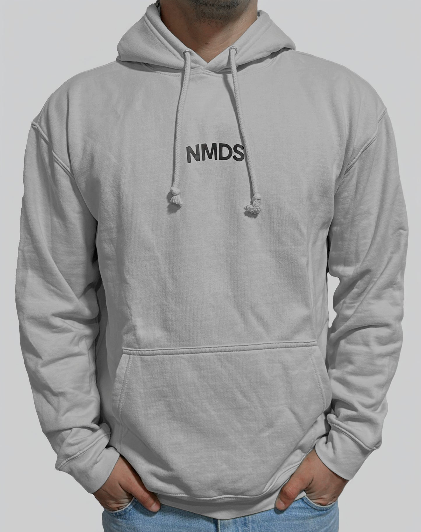 Sudadera NMDS gris con capucha vista frontal detalle capucha