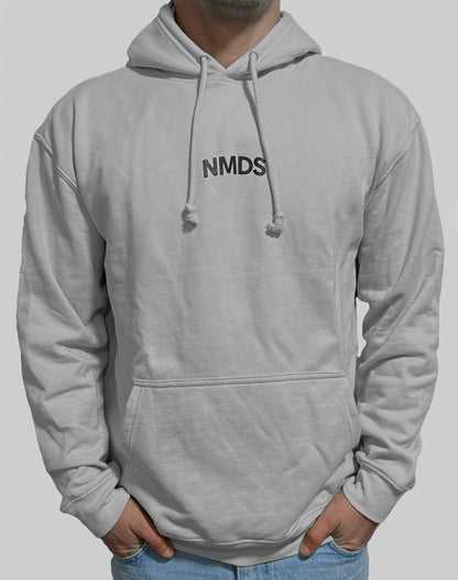 Sudadera NMDS gris con capucha vista frontal detalle capucha