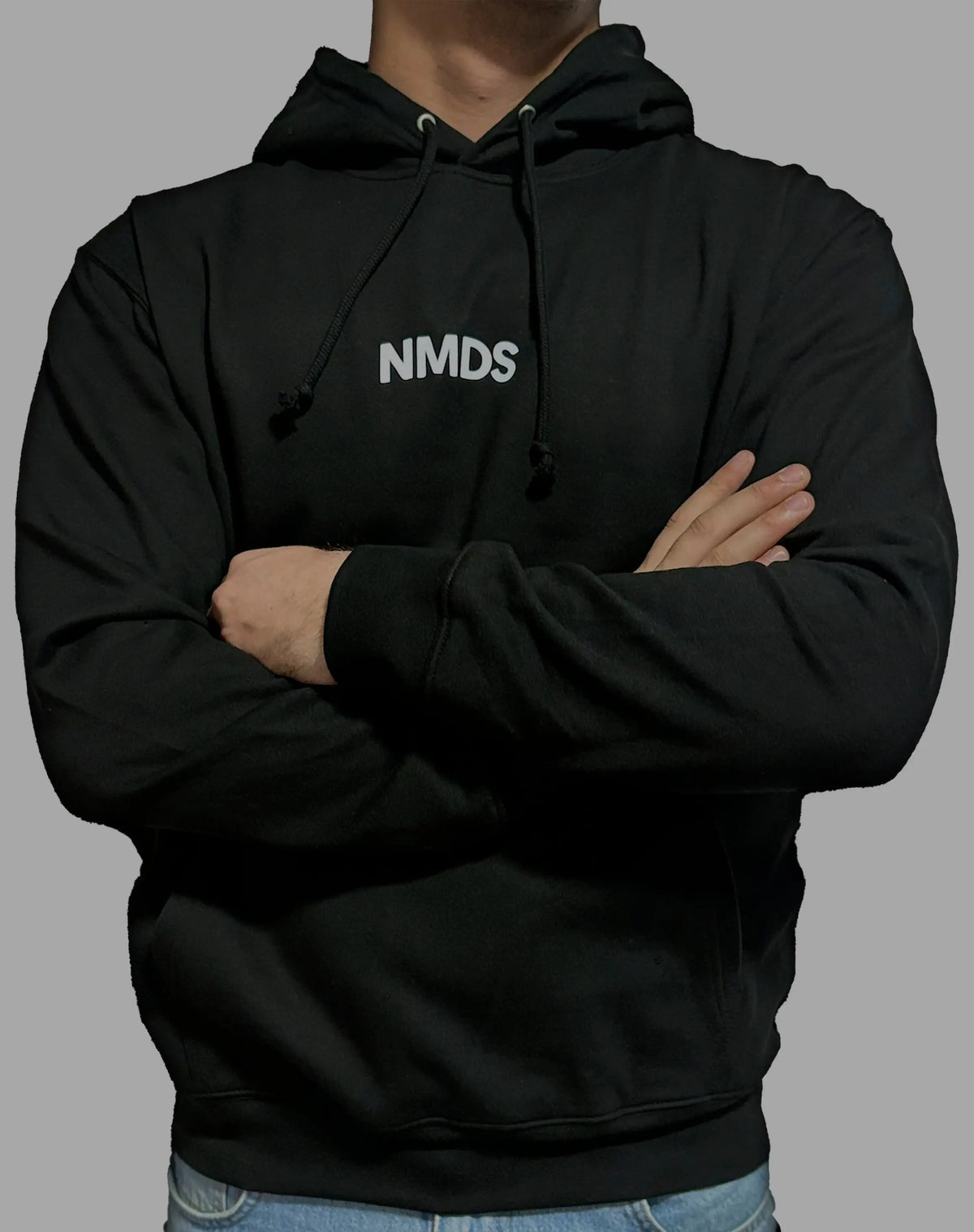 Sudadera NMDS 24/7 negra con capucha vista frontal